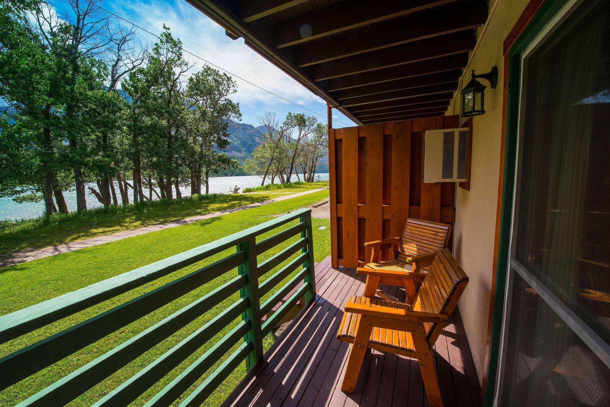 Bayshore Inn & Spa Waterton Park Exterior foto